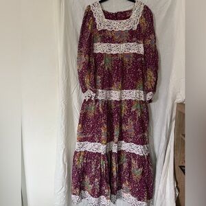 Gorgeous 70s Floral and Lace Vintage Dress